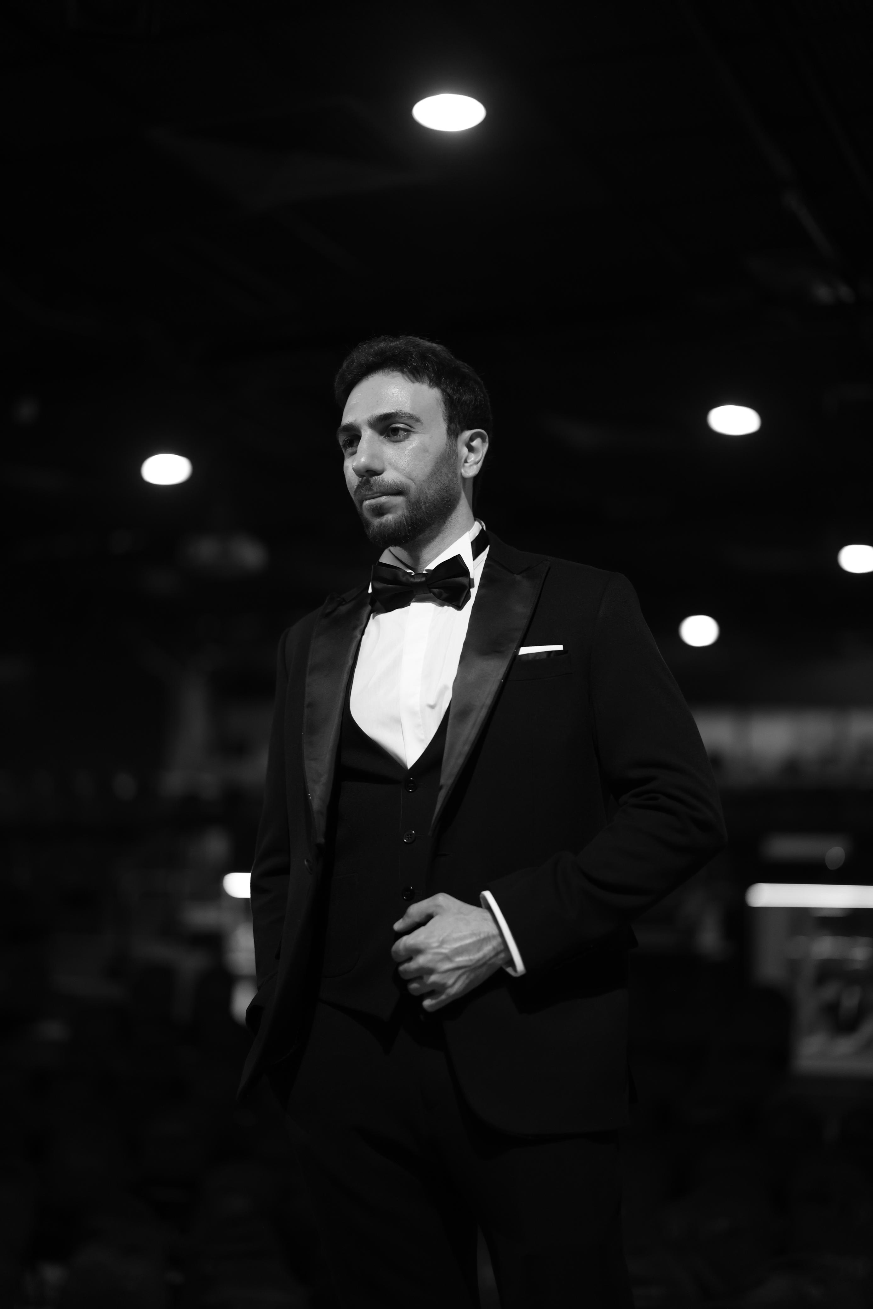 من المسرح إلى البيانو.. نديم هشام يعزف حضوره بطريقته الخاصة